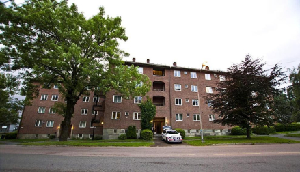 Imágenes del barrio gubernamental de Oslo, donde se desató una primera explosión, y de la isla Utoya, donde se celebraba un campamento juvenil del Partido Laborista y el principal sospechoso de la matanza protagonizó un tiroteo