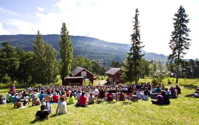 Imágenes del barrio gubernamental de Oslo, donde se desató una primera explosión, y de la isla Utoya, donde se celebraba un campamento juvenil del Partido Laborista y el principal sospechoso de la matanza protagonizó un tiroteo