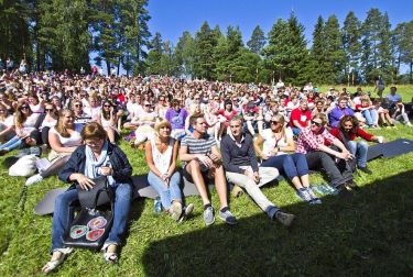 Imágenes del barrio gubernamental de Oslo, donde se desató una primera explosión, y de la isla Utoya, donde se celebraba un campamento juvenil del Partido Laborista y el principal sospechoso de la matanza protagonizó un tiroteo