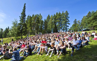 Imágenes del barrio gubernamental de Oslo, donde se desató una primera explosión, y de la isla Utoya, donde se celebraba un campamento juvenil del Partido Laborista y el principal sospechoso de la matanza protagonizó un tiroteo