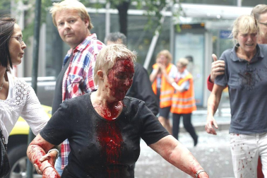 Imágenes del barrio gubernamental de Oslo, donde se desató una primera explosión, y de la isla Utoya, donde se celebraba un campamento juvenil del Partido Laborista y el principal sospechoso de la matanza protagonizó un tiroteo