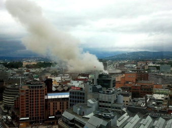 Imágenes del barrio gubernamental de Oslo, donde se desató una primera explosión, y de la isla Utoya, donde se celebraba un campamento juvenil del Partido Laborista y el principal sospechoso de la matanza protagonizó un tiroteo