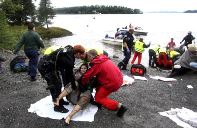 Imágenes del barrio gubernamental de Oslo, donde se desató una primera explosión, y de la isla Utoya, donde se celebraba un campamento juvenil del Partido Laborista y el principal sospechoso de la matanza protagonizó un tiroteo