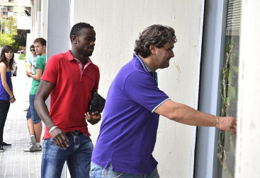El extremo belga de origen marfileño Roland Lamah, de 23 años, ha sido presentado oficialmente este martes como nuevo jugador de Osasuna para las tres próximas temporadas -con opción a una cuarta-. El traspaso se ha cerrado por un millón de euros y la cláusula del jugador pasará a ser de 7 millones.
