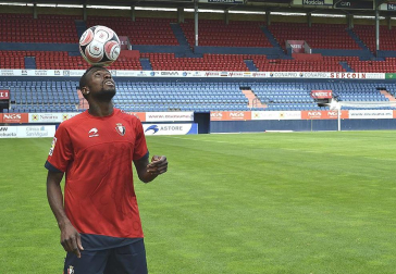 El extremo belga de origen marfileño Roland Lamah, de 23 años, ha sido presentado oficialmente este martes como nuevo jugador de Osasuna para las tres próximas temporadas -con opción a una cuarta-. El traspaso se ha cerrado por un millón de euros y la cláusula del jugador pasará a ser de 7 millones.