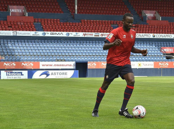 El extremo belga de origen marfileño Roland Lamah, de 23 años, ha sido presentado oficialmente este martes como nuevo jugador de Osasuna para las tres próximas temporadas -con opción a una cuarta-. El traspaso se ha cerrado por un millón de euros y la cláusula del jugador pasará a ser de 7 millones.