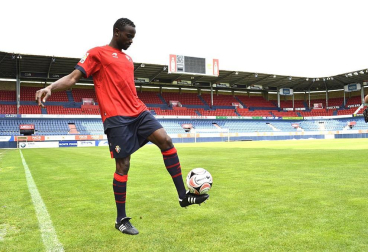El extremo belga de origen marfileño Roland Lamah, de 23 años, ha sido presentado oficialmente este martes como nuevo jugador de Osasuna para las tres próximas temporadas -con opción a una cuarta-. El traspaso se ha cerrado por un millón de euros y la cláusula del jugador pasará a ser de 7 millones.