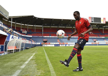 El extremo belga de origen marfileño Roland Lamah, de 23 años, ha sido presentado oficialmente este martes como nuevo jugador de Osasuna para las tres próximas temporadas -con opción a una cuarta-. El traspaso se ha cerrado por un millón de euros y la cláusula del jugador pasará a ser de 7 millones.