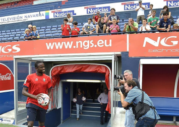 El extremo belga de origen marfileño Roland Lamah, de 23 años, ha sido presentado oficialmente este martes como nuevo jugador de Osasuna para las tres próximas temporadas -con opción a una cuarta-. El traspaso se ha cerrado por un millón de euros y la cláusula del jugador pasará a ser de 7 millones.