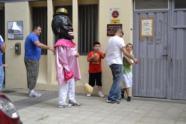 La comparsa de Gigantes y Cabezudos ha amenizado este domingo por la mañana las calles de Berriozar
