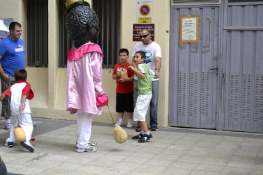 La comparsa de Gigantes y Cabezudos ha amenizado este domingo por la mañana las calles de Berriozar