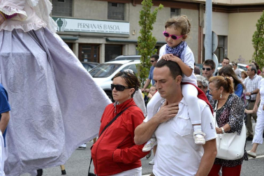La comparsa de Gigantes y Cabezudos ha amenizado este domingo por la mañana las calles de Berriozar