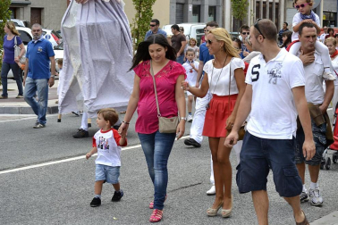 La comparsa de Gigantes y Cabezudos ha amenizado este domingo por la mañana las calles de Berriozar
