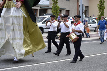 La comparsa de Gigantes y Cabezudos ha amenizado este domingo por la mañana las calles de Berriozar