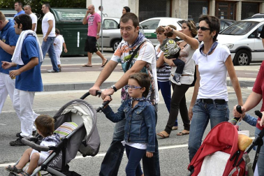 La comparsa de Gigantes y Cabezudos ha amenizado este domingo por la mañana las calles de Berriozar