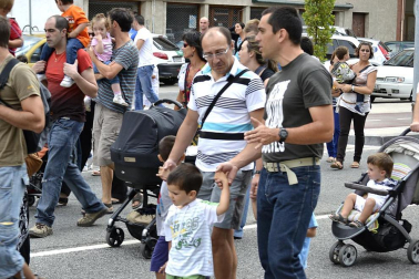 La comparsa de Gigantes y Cabezudos ha amenizado este domingo por la mañana las calles de Berriozar
