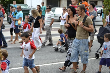 La comparsa de Gigantes y Cabezudos ha amenizado este domingo por la mañana las calles de Berriozar