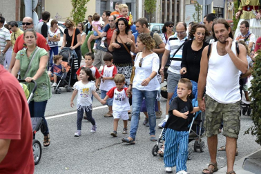La comparsa de Gigantes y Cabezudos ha amenizado este domingo por la mañana las calles de Berriozar