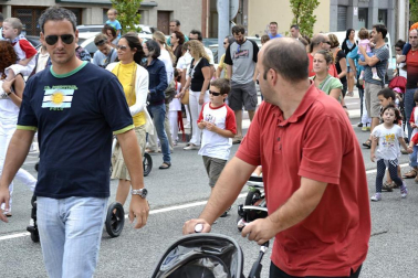 La comparsa de Gigantes y Cabezudos ha amenizado este domingo por la mañana las calles de Berriozar