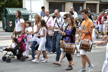 La comparsa de Gigantes y Cabezudos ha amenizado este domingo por la mañana las calles de Berriozar