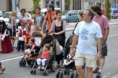 La comparsa de Gigantes y Cabezudos ha amenizado este domingo por la mañana las calles de Berriozar