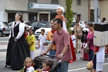 La comparsa de Gigantes y Cabezudos ha amenizado este domingo por la mañana las calles de Berriozar