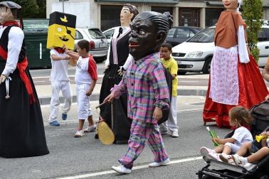 La comparsa de Gigantes y Cabezudos ha amenizado este domingo por la mañana las calles de Berriozar