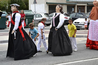 La comparsa de Gigantes y Cabezudos ha amenizado este domingo por la mañana las calles de Berriozar