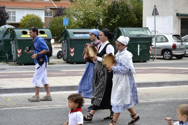 La comparsa de Gigantes y Cabezudos ha amenizado este domingo por la mañana las calles de Berriozar
