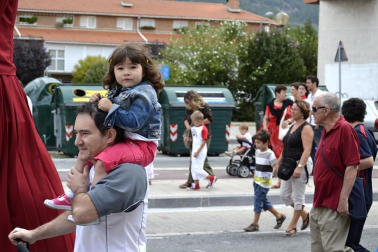 La comparsa de Gigantes y Cabezudos ha amenizado este domingo por la mañana las calles de Berriozar
