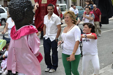 La comparsa de Gigantes y Cabezudos ha amenizado este domingo por la mañana las calles de Berriozar