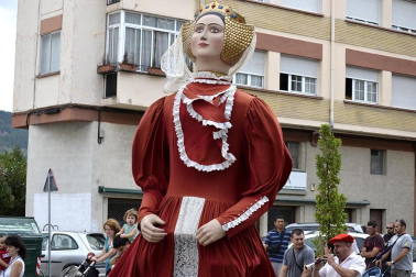 La comparsa de Gigantes y Cabezudos ha amenizado este domingo por la mañana las calles de Berriozar