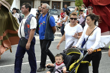 La comparsa de Gigantes y Cabezudos ha amenizado este domingo por la mañana las calles de Berriozar