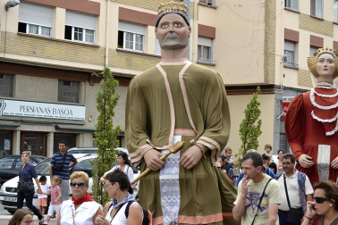 La comparsa de Gigantes y Cabezudos ha amenizado este domingo por la mañana las calles de Berriozar