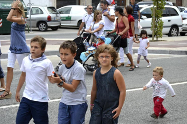La comparsa de Gigantes y Cabezudos ha amenizado este domingo por la mañana las calles de Berriozar