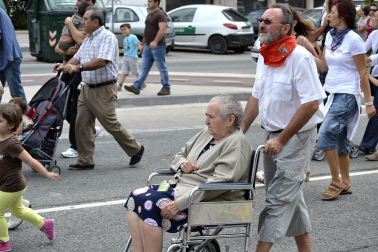 La comparsa de Gigantes y Cabezudos ha amenizado este domingo por la mañana las calles de Berriozar