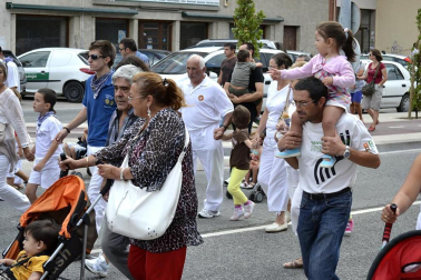 La comparsa de Gigantes y Cabezudos ha amenizado este domingo por la mañana las calles de Berriozar