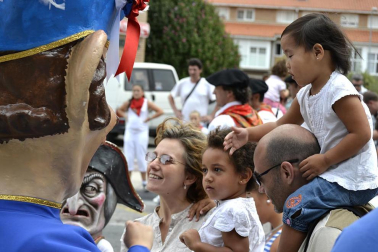 La comparsa de Gigantes y Cabezudos ha amenizado este domingo por la mañana las calles de Berriozar