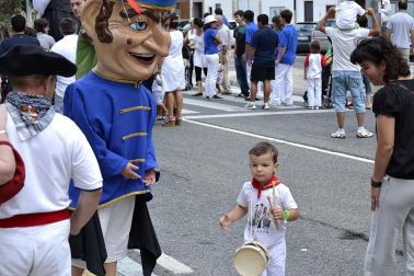 La comparsa de Gigantes y Cabezudos ha amenizado este domingo por la mañana las calles de Berriozar