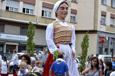 La comparsa de Gigantes y Cabezudos ha amenizado este domingo por la mañana las calles de Berriozar