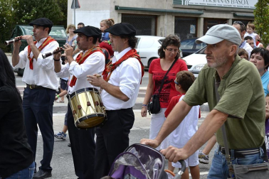 La comparsa de Gigantes y Cabezudos ha amenizado este domingo por la mañana las calles de Berriozar