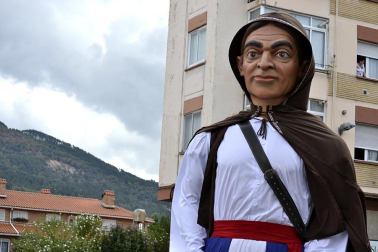 La comparsa de Gigantes y Cabezudos ha amenizado este domingo por la mañana las calles de Berriozar