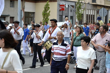 La comparsa de Gigantes y Cabezudos ha amenizado este domingo por la mañana las calles de Berriozar