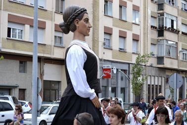 La comparsa de Gigantes y Cabezudos ha amenizado este domingo por la mañana las calles de Berriozar