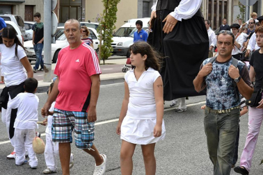 La comparsa de Gigantes y Cabezudos ha amenizado este domingo por la mañana las calles de Berriozar