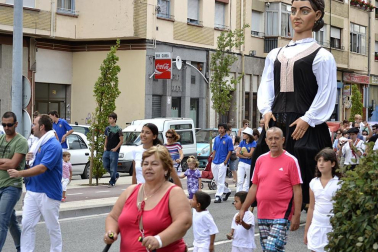 La comparsa de Gigantes y Cabezudos ha amenizado este domingo por la mañana las calles de Berriozar