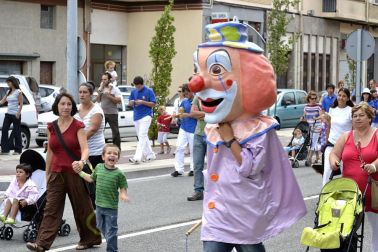 La comparsa de Gigantes y Cabezudos ha amenizado este domingo por la mañana las calles de Berriozar