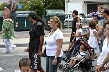 La comparsa de Gigantes y Cabezudos ha amenizado este domingo por la mañana las calles de Berriozar