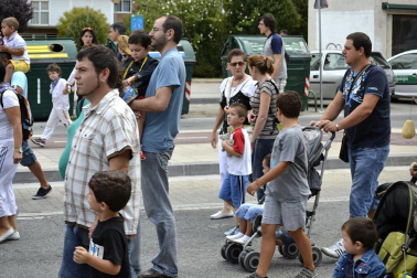 La comparsa de Gigantes y Cabezudos ha amenizado este domingo por la mañana las calles de Berriozar