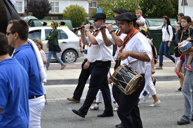La comparsa de Gigantes y Cabezudos ha amenizado este domingo por la mañana las calles de Berriozar